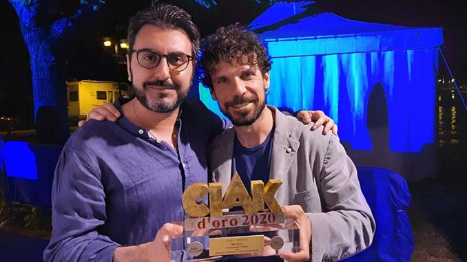 alessandro grande con il premio assegnato per il suo film "Regina"